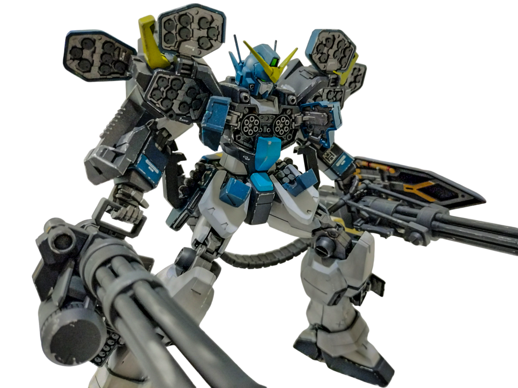 ヘビーアームズといったらフルハッチオープン!胸部バルカンがカスタムは4門、EWは2門。その違いこそあれど、いいかんじにできたと思います。ミサイルはサフのまま、周りは焼鉄色です。シールド裏はカッパーゴールドで塗分けをしています。