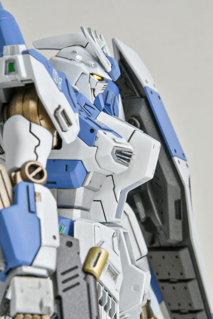 ツインアイのゴールド部のみキットのシールを活用してみました。うまく反射していい感じに輝いてくれます。