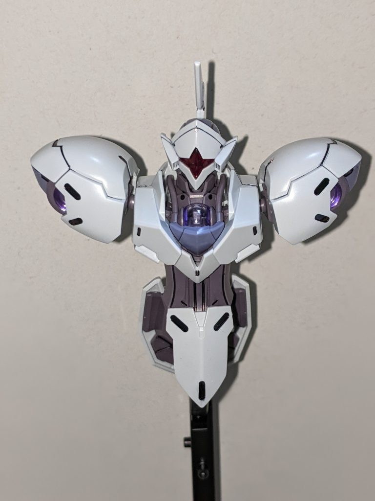 キュベレイに通じる曲線美、結構うっとりしますがこれ素組っすよ？最近のガンプラは本当に凄いですね。関心しきりです。おめめの部分はアクリル系塗料の赤色を裏から塗りました。パトレイバーの零式みたいな感じになってしまった……