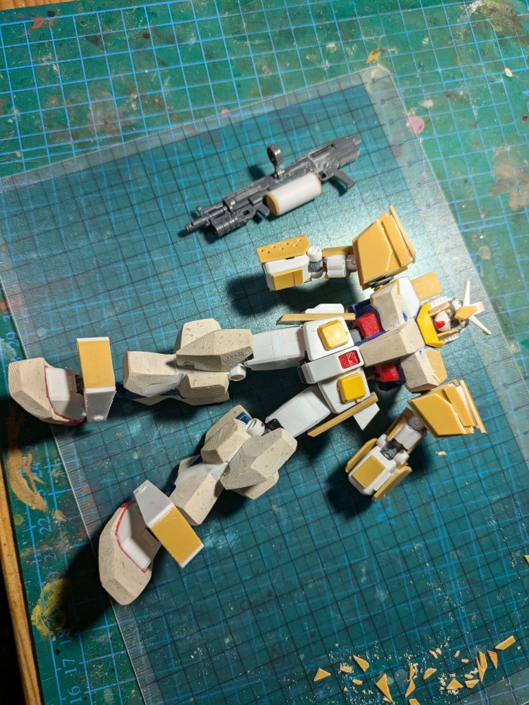 ポリパテ、プラ材等でいじくり回しております。