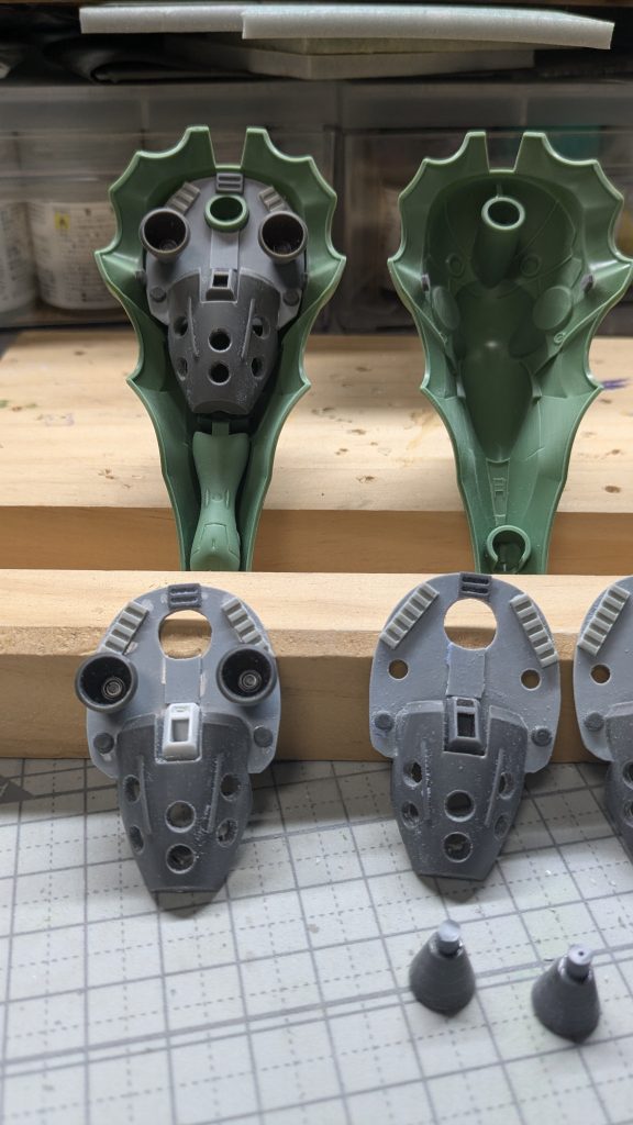 ↑の作業×4!並べてバランスを見ながら調整。この位のディティール具合がBB戦士には丁度良いかと。因みにバインダーに内側から少し力を加えて広げるとディテールアップパーツを外すことが出来ます。