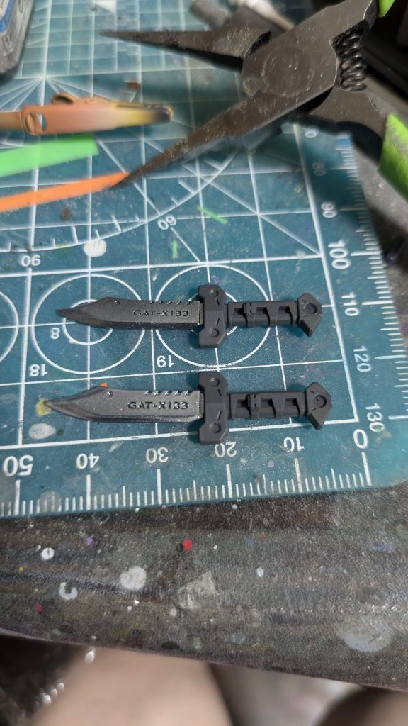 アーマーシュナイダーはタミヤの缶スプレーのガンシップグレーをグリップに、クレオスのダイヤモンドシルバーを刃に塗ってます。