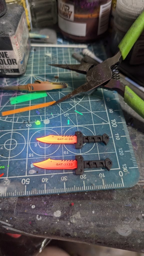 UVライトで発動する赤熱エフェクトを盛り込んでます。