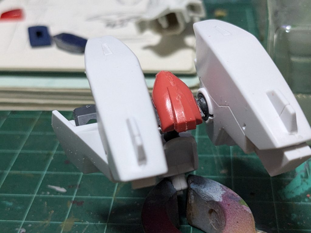 背中のメガビームキャノンとスプレービームポッドはそのまま。 キャノンの延長は悩みましたが、今回は止めました。 そして、気になった箇所第二段! この2つのポッドを繋ぐT字のバー! 設定通りなのかもだけど、あまりにも余りなデザインなので、改造しました。 横の張り出しを約3mmづつ短縮。接着後ジャンクパーツからFGのザクの腕を改造して被せました。