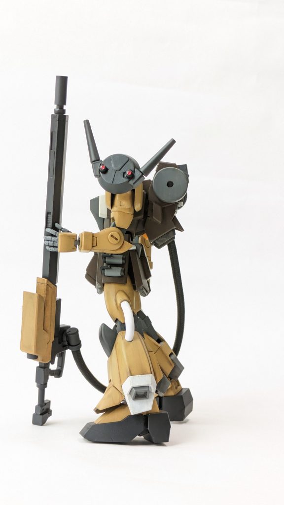 左肩はシールドを外し、強行偵察型ジンのセンサーを流用して装備している設定