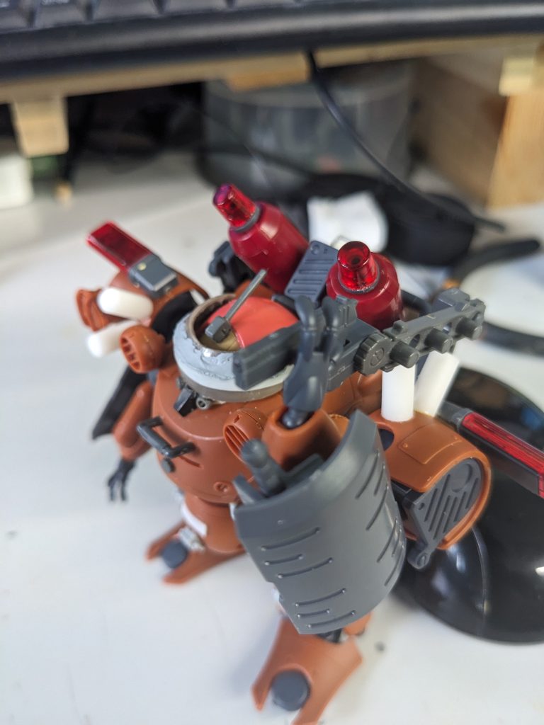 特に頭はいろいろなジャンクの組み合わせです。同じものをもう一つ作るのは部品の都合上難しいですね。