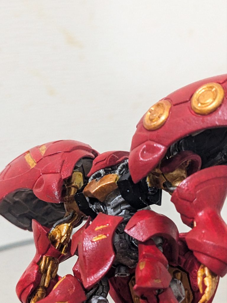 今回も少し前に作成したものなので完成品しかありません。ちょっと煽り気味のショットがやっぱりカッコいい。正面よりも斜め下からのこの角度良くないですか。内部フレームもシルバーとゴールドが良い感じで個人的にはお気に入りです。