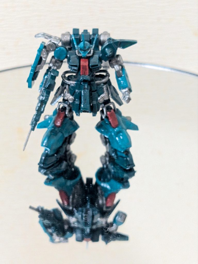 ザクとらしいカラーにしたかったのですが写真だとそうでも無く感じますが、結構原色に近い緑です。ザクⅢ改のカラーバリエーションが好きなんですよね。