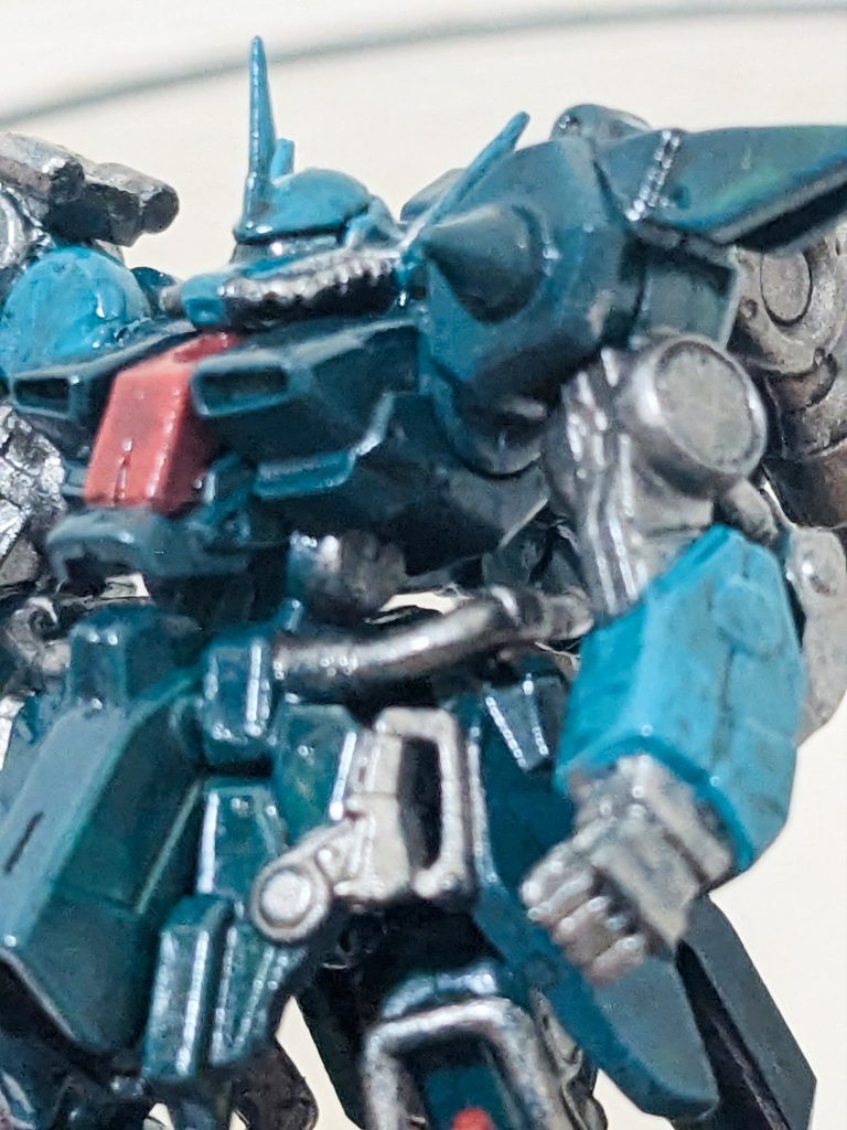 やはりムラが気になりますね。ナルンオイルで墨入れと汚しを入れているのですが、アクリジョンの塗膜の上だとうまくなじまない気がします。アクリジョンの方が手に入れやすいので試してみたのですが、あまり相性は良くないかもしれませんね。