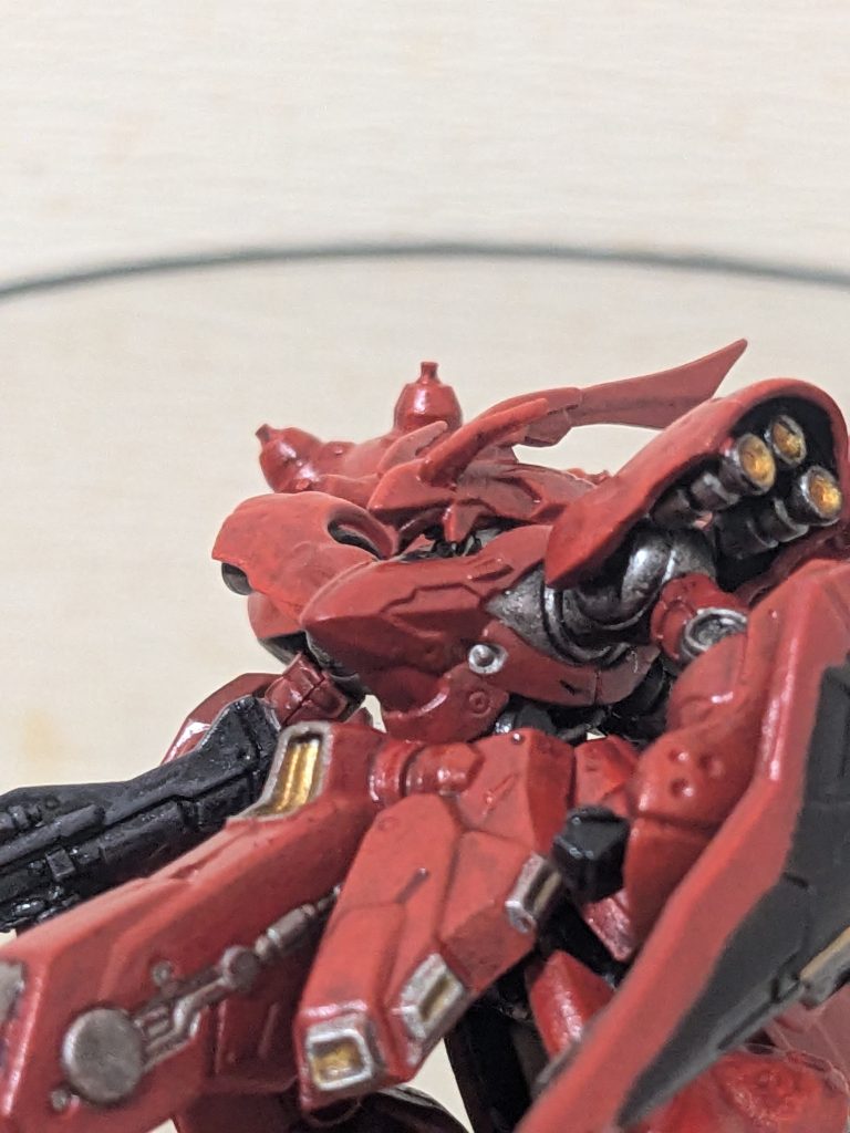 横顔のアップです。凛々しい。塗分けが大変です。