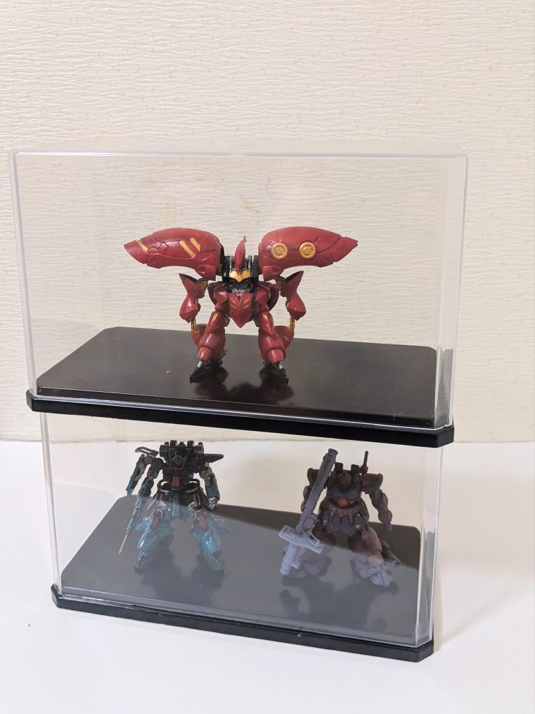 おまけです。日頃はこんな感じで飾ってます。ダイソーのフィギュアケースですがこれで十分です。
