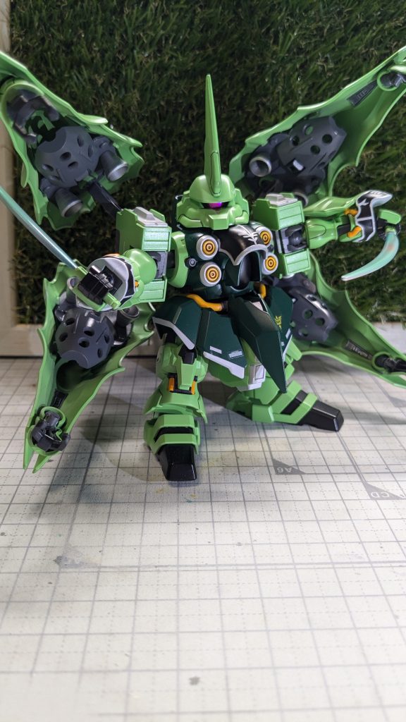 アームを展開!バーニア内部にはめ込んだディティールアップパーツが割とハッタリ効いてると思います。ビームサーベルは片方はピンクにしようかと悩んだ結果、少しピンクのグラデーションを入れるくらいで留めておきました。