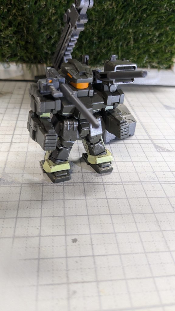 おまけのロト。雑にパパっと作りました。バイザー以外のオレンジはシールの余白のオレンジをカットしたものを貼っています。茶色はブラシで塗装して、クリーム色はエナメル筆塗りです。そのままだとのっぺりしてるのでエッジに軽くシルバーでウェザリング。足の裏側は肉抜きが酷かったので余っているクロスシルエットの足パーツをカットしてぶち込みました。