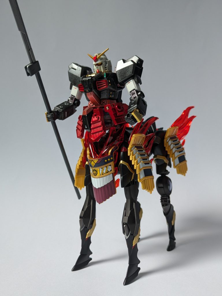 武者ガンダムはトップコートは光沢ですが、軍馬は敢えてトップコートはしないで成形色のままで写真映りがどうか?を見てみたくなりました。結果は自分のスマホカメラの性能がそれほどではなかったようで写真だと分からないことが判りました。