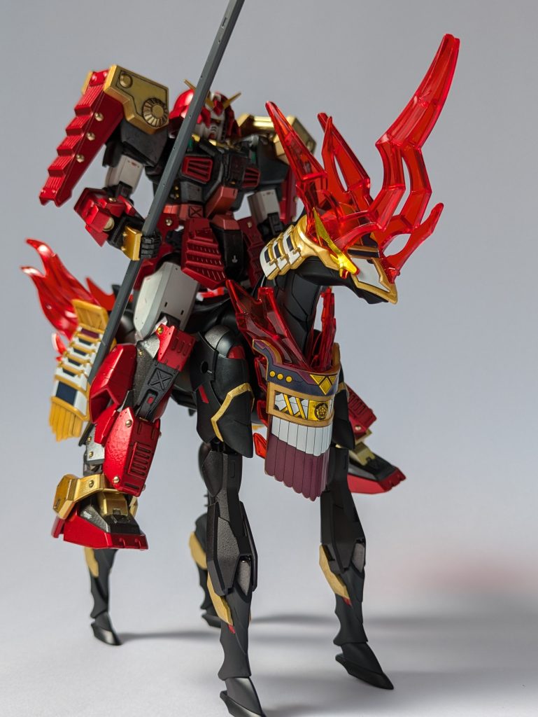 軍馬は部分塗装軍馬の延長した脚はガンダムマーカーエアブラシでブラック各所に筆塗りエナメルのレッド、水性のゴールドと焼鉄色軍馬の成型色の黒下地に対して自分なりの筆塗り方法で各色の隠蔽力の確認でしたが、しっかり発色が出来たので今後も部分塗装は筆で。「筆ムラを抑える」は今後の課題、たぶん自分には難儀