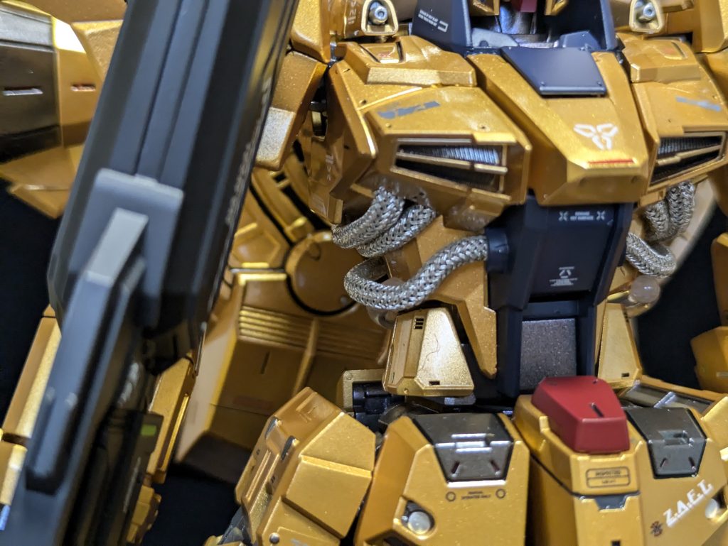 胴のケーブルは塗装したらボロボロになったので、仕方なく市販のパイピングケーブルに針金を通したものを使用しました。