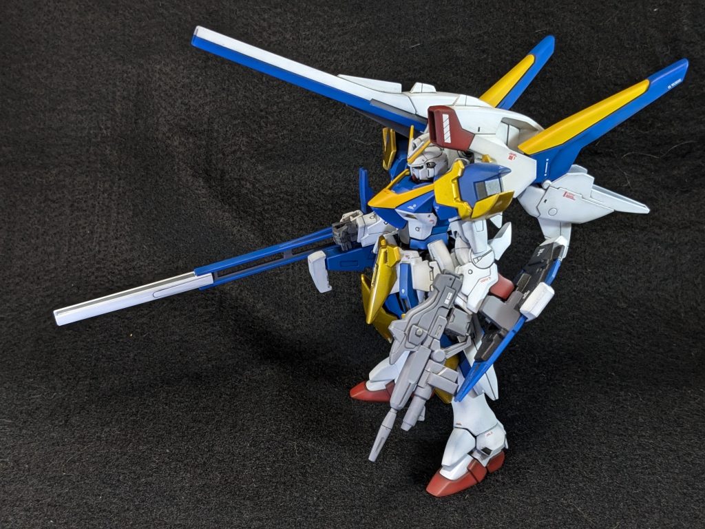 今回は簡単にと思いつつもちょこちょこ改造しています。一番最初にやったのはどうしても許せなかった、別パーツだった踝を切り離して、脛側に接着。 足裏の穴も埋めました。 メガシールドは先端を延長して、尖らせました。あと裏に穴を空けてランナーで設定の様に肘のビームシールド発生器と接続出来る様にしました。