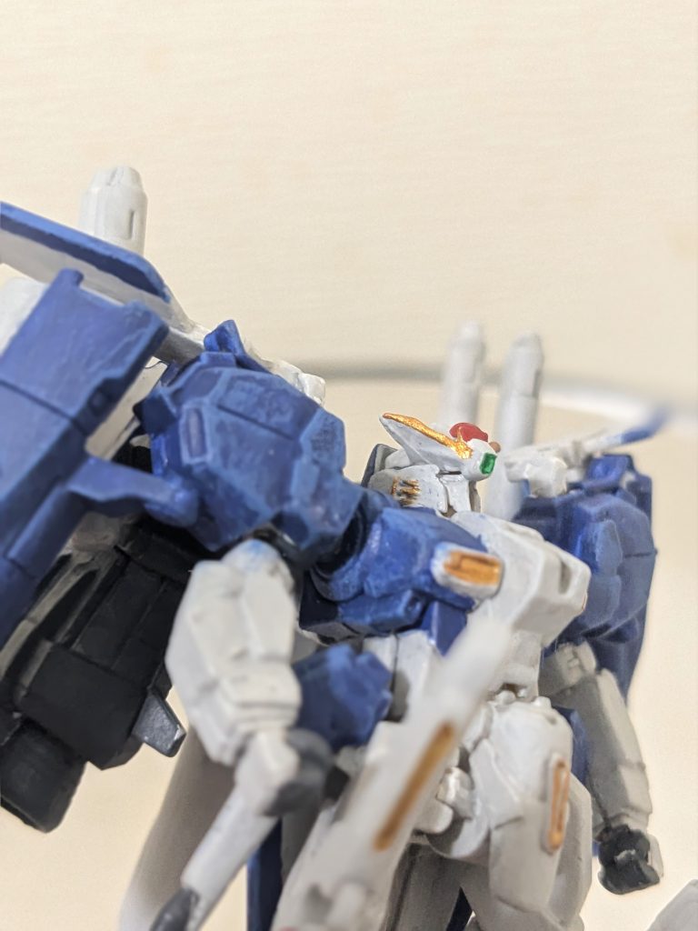 ところどころはみ出してますね。ガンダムカラーって難しくないですか。だから連邦軍よりジオン軍が好きと言う事ではないのですが。ワンパターンにならない塗り方とか考えないとですよね。難しいなぁ。