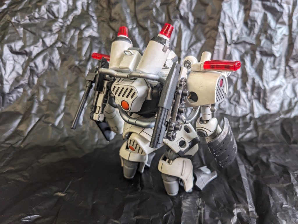 いきなり治安維持部隊に軍事兵器であるMSを渡すことは法律の面でも整備が必要であり、世論などの対応の必要性もあった。それでいてMSによる事故や犯罪への対応は必須であり、そのためにはどうしてもMSの存在は不可欠であった。