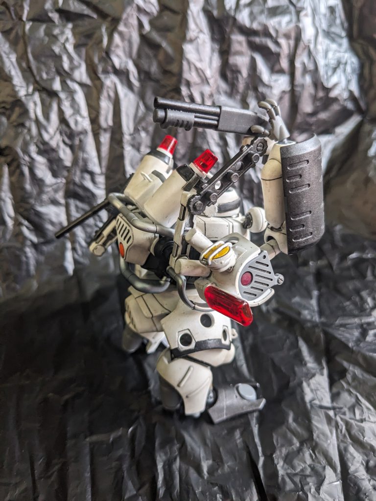 スペック的には元となったドラッケンEと大きく変わることはないが、後部にサブアームユニットを増設してい火器の搭載や警棒を保持し、使用時にはメインアームでそれらを受け取ることができるようになっている。