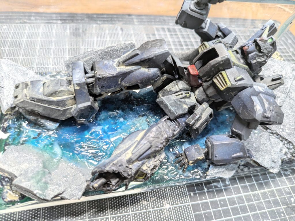 UVレジンを流し込んで硬化。この後、ヘビージェルメディウムで波を表現しました。