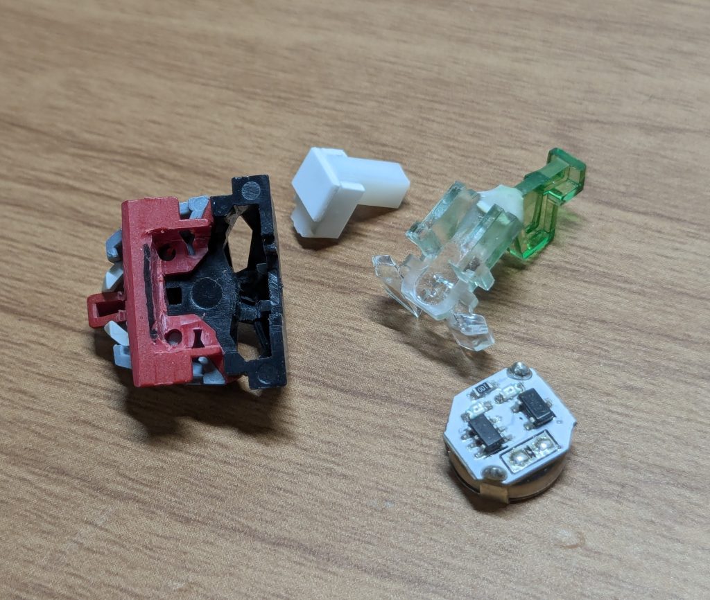 元々目の光り方がチョッピリ残念(左右目の間が開き気味に見える)だったので、少しでも解消できるよう黒いパーツの眉間内側は削ってみました