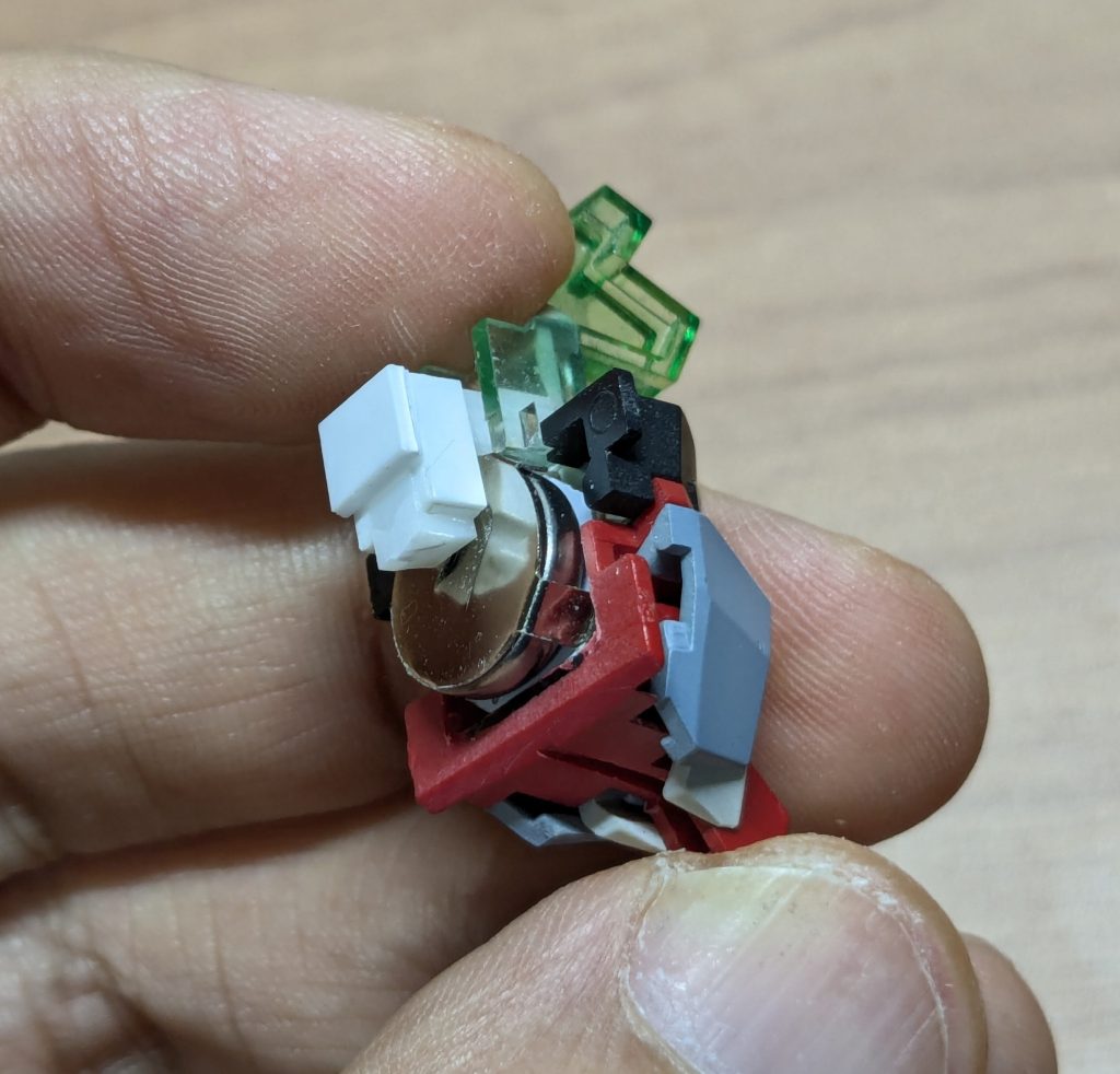 LEDは取外しできるようプラ材組合せてこんな感じで固定