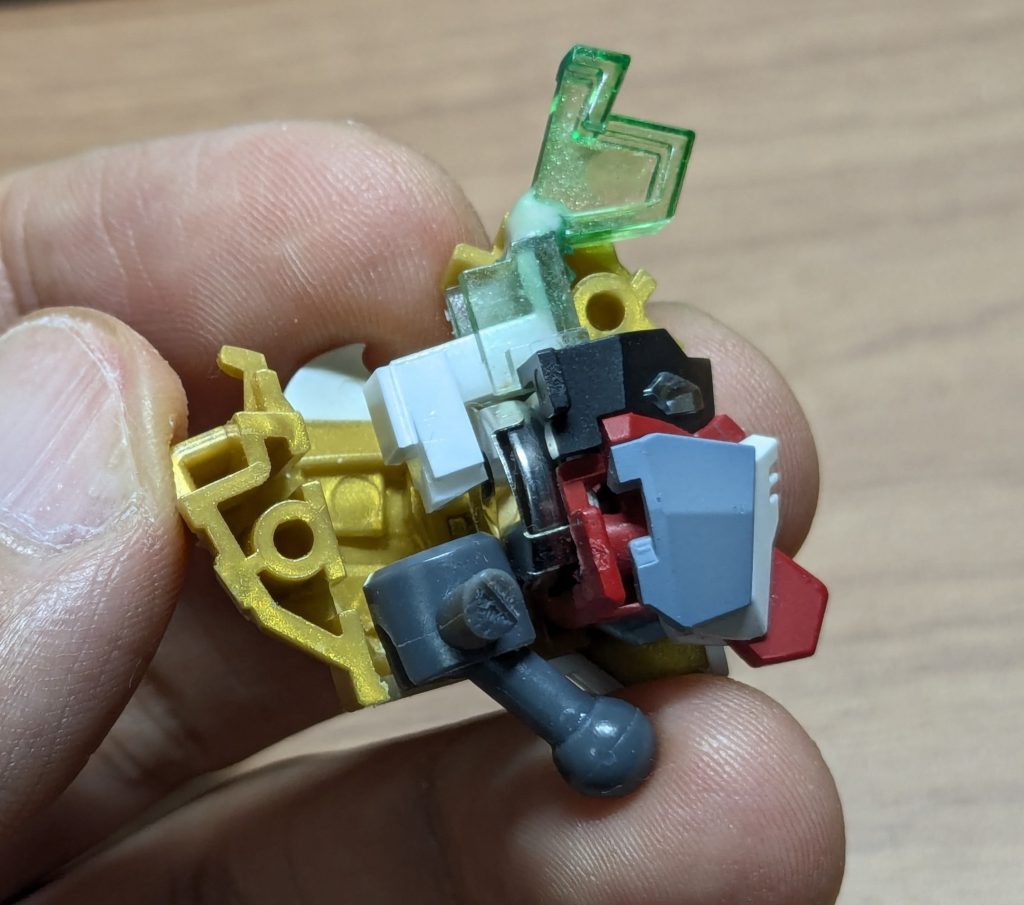 頭部がやや前につんのめった感じがあったので、イエサブさんのダブルボールジョイントを仕込みつつ、赤いパーツの首との干渉部分をやや削り、