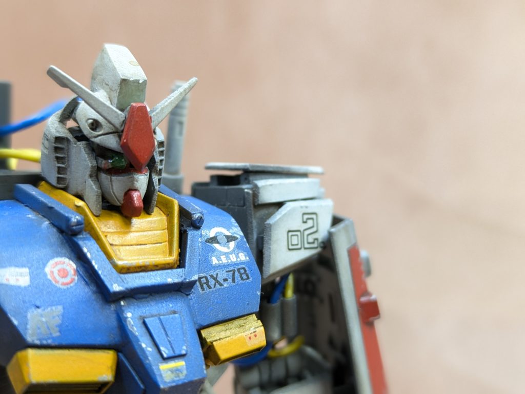 わかりにくいですが、ガンダムなのに丸目で蟲顔です。