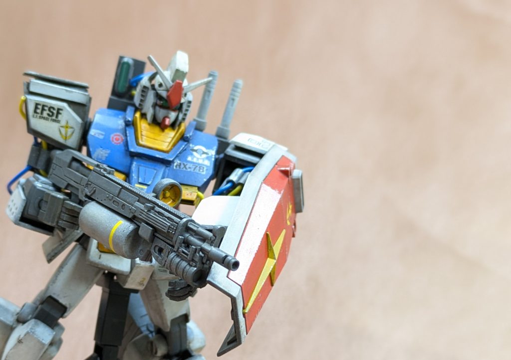 ライフルはキットの銃身をカットし、市販のパーツやプラ材ででっち上げ。バックパックの右側にセンサー的なものを製作。ビームサーベルは左肩に2本差し。