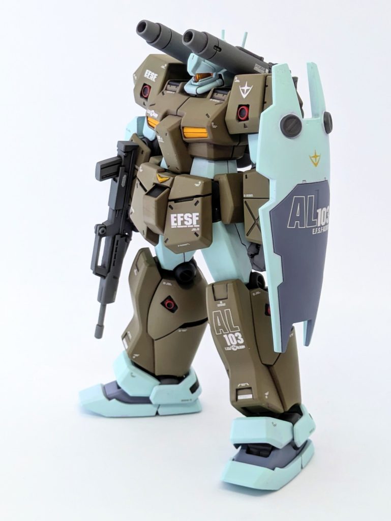 その形状のせいでまっすぐ持てないジムライフルは、マガジンを切断して上側に移動。