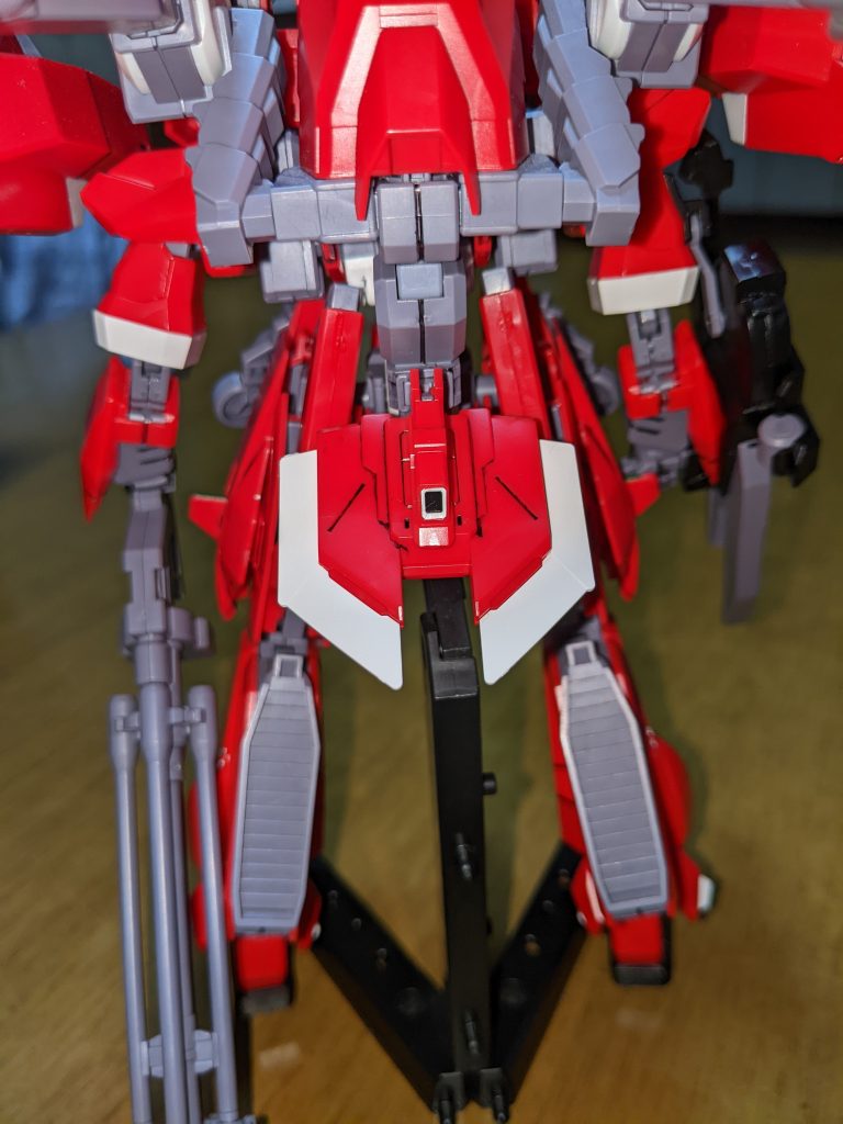 捨てるはずのランナーを再利用。ポリキャップに合う太さのランナーを適当にカットしてセロテープで巻き巻きして段差を作って、フルドドの付け根部分に差し込むだけ！　アクア・バーザムの腰前部のユニットは外せないのでオミットしてますが、ウーンドウォートの腰なのでちゃんと付けれるはず！これでみんなもRX-124 ガンダムTR6 バーザムII・ラー・アクアが出来ますね！（長い）