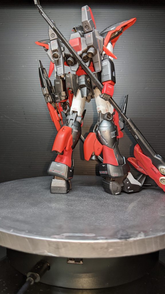 背面です。バーニア強化、腰の部分にバーニア追加、脚部にも追加しております。個人的に頑張ったポイントだと思います。（いつも余計な事しないで普通に作ろうと心では思っていますが、思いついたらやり込んでしまうタイプでして。。。）