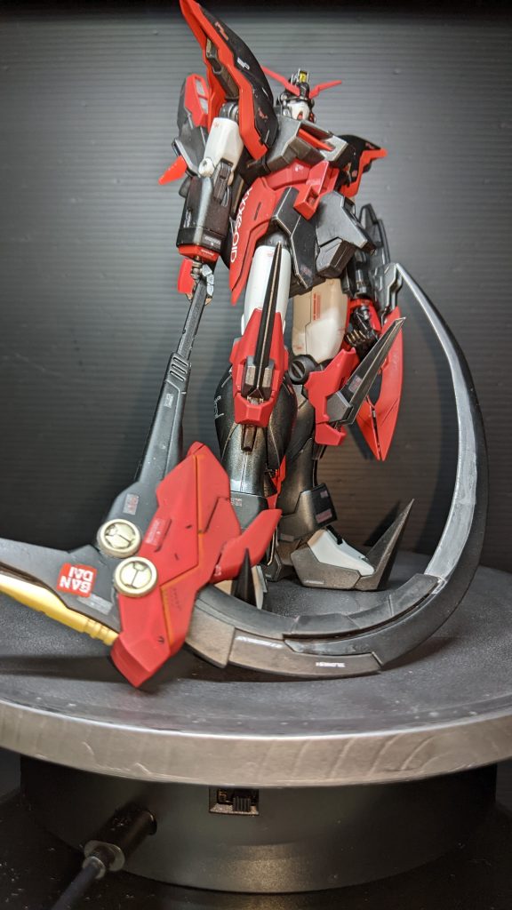 斜に構える鎌。結構好きな角度です。バンダイシールは付いてたら貼るのがポリシーです（謎）