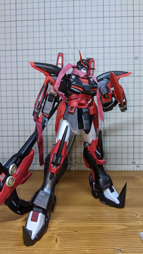 頭部のアンテナを変更、頭に被るというよりはマフラーっぽいものでホロメンらしさを出そうとしています。全体的に角を削り、上腕、前腕、太腿などは角を丸めて少しやさしい感じにしてます（空気抵抗を減らしているというイメージです。）右腕には同じくジャンクで残っていた1/144のデスサイズの盾かっぱらいました!