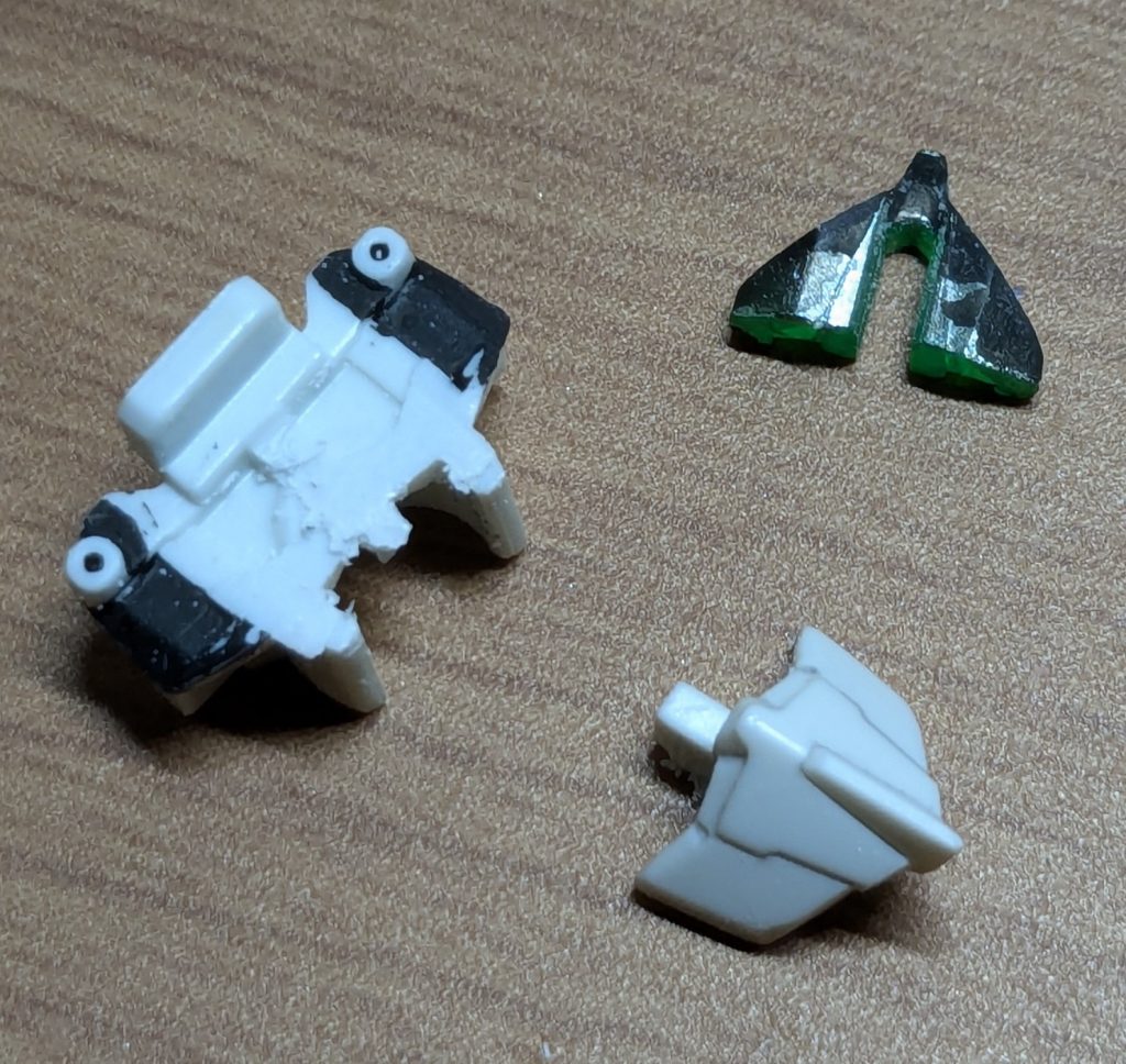 マスク部分をエッチングノコで切って、目のパーツの上部分も削り、