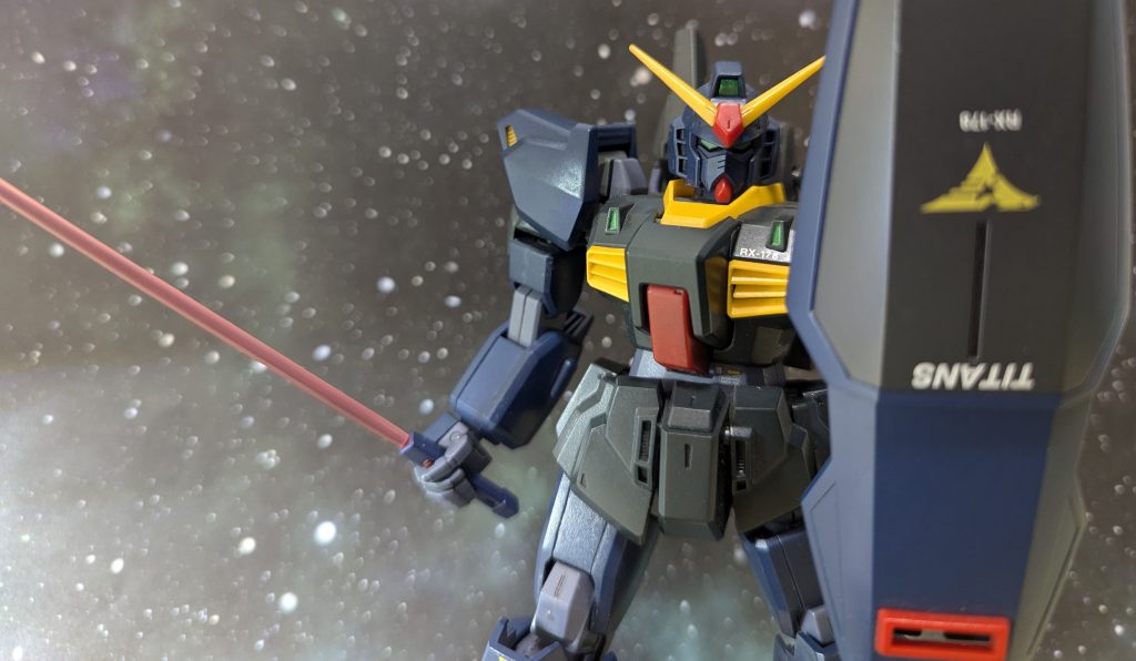 サーベル構えて睨みつけるマークII!正式配備されていれば、きっとこうやってジオン残党を威圧してたでしょうね…