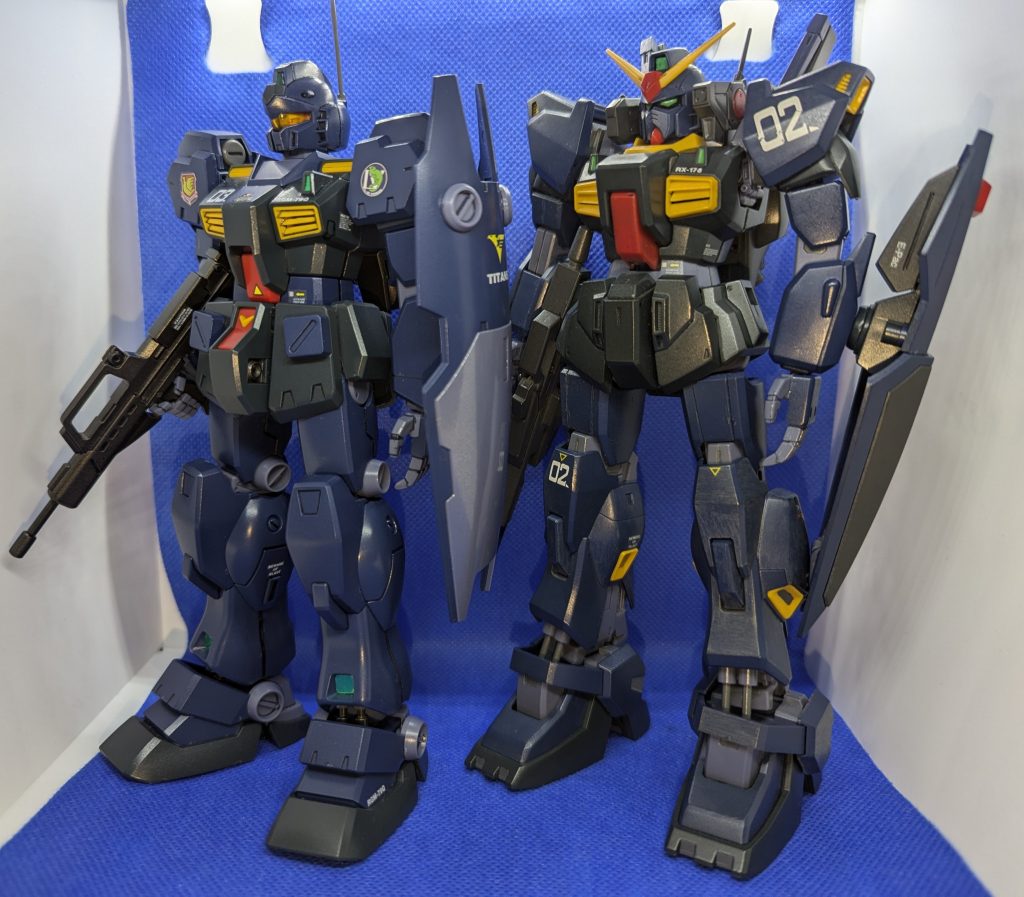 以前紹介したクゥエルと並んで飾ってあります。やっぱりティターンズはこのカラーですよね⁉️