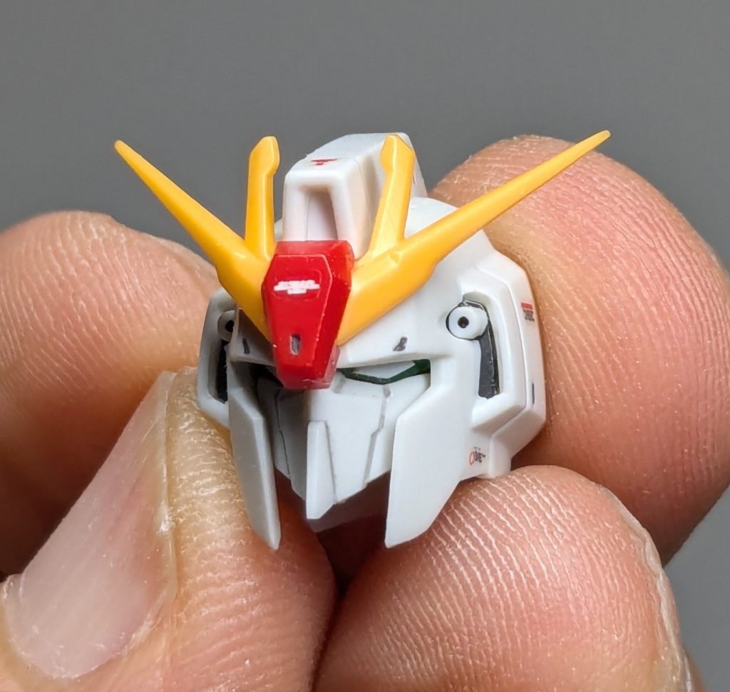 この後800〜1000番のペーパーで左右目の形状やエッジを整えてます。好みの頭部になると楽しいです😁