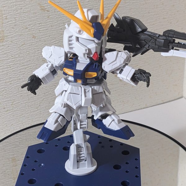 たしか発売当初はガンダムベース福岡限定でしたが、今はどこでも買えるのかな。BB戦士とは思えないプロポーションの良さとロングレンジ・フィン・ファンネル という立像のためとはいえ結果としてカッコ良い武器と相まって即購入したのですが、長らく素組で飾ってました。今回、筆塗り全塗装しようと思ったのですが、2個気になったところがあるので、工作をしています。肉ぬきを埋めないとBB戦士なので肉抜きが気になるのでレジンで埋めます。腕・手のひら・足の裏角はどうしようかな・・・。モールド細かいなかっこいいディティールを活かしたいけど墨入れできるかな筆塗りだし、どうしたらいいものかエナメルはにおいもするので一旦避けようかなスミ入れですが、色々調べたり手持ちのもので試しましたが、メインの塗料を何にするか次第ですかね・・・。今回メインを水性ホビーカラーにしたいのですが、この場合って墨入れはエナメルが結局よさげなんですよね。あえてそれを避けてできる事がないかを模索中です。陰影だけであれば、シタデルカラーのシェイドでそれっぽくできそうですが、パキっとしたのは難しそうです。今回試したのは、下地の状態でスミ入れしてみました。下地は、MRフィニッシイングサーフェイサーの黒と白を、薄め液で薄めて筆塗りしています。白下地に黒を薄めて塗ると、結構パキっとしたスミが入り、失敗しても薄め液でそこそこキレイに取れました。（けっこういいかも）問題は、この上に水性ホビーカラーを重ねていくのですが、スミを埋めずに塗れるかどうか・・・。もっと簡単で綺麗な墨入れ方法あったらいいのにな。ちなみに、マジックリンも試したのですが、重ね塗りだとやっぱり下の塗料が溶けちゃう・・・。（試してみたけどダメだったけど、しっかり乾かせばいけるのかな。）シタデルカラーがやっぱり楽なんだけど、高いんだよね・・・。今回の方法でうまくいけばいいけど、はたしてどうでしょう。（2枚目）