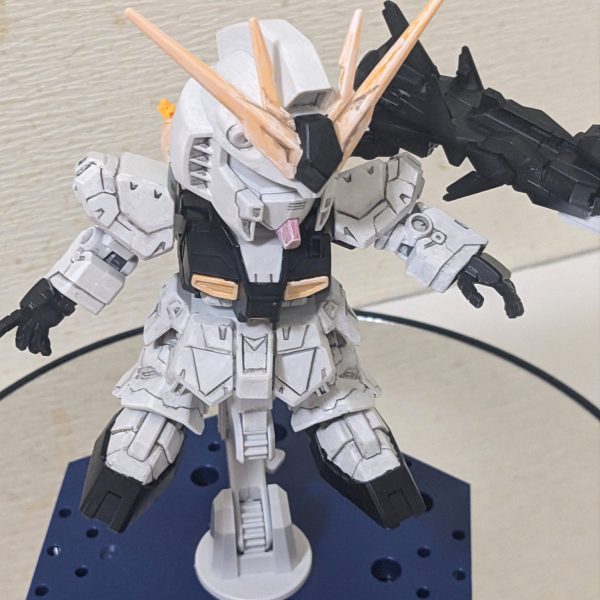 たしか発売当初はガンダムベース福岡限定でしたが、今はどこでも買えるのかな。BB戦士とは思えないプロポーションの良さとロングレンジ・フィン・ファンネル という立像のためとはいえ結果としてカッコ良い武器と相まって即購入したのですが、長らく素組で飾ってました。今回、筆塗り全塗装しようと思ったのですが、2個気になったところがあるので、工作をしています。肉ぬきを埋めないとBB戦士なので肉抜きが気になるのでレジンで埋めます。腕・手のひら・足の裏角はどうしようかな・・・。モールド細かいなかっこいいディティールを活かしたいけど墨入れできるかな筆塗りだし、どうしたらいいものかエナメルはにおいもするので一旦避けようかなスミ入れですが、色々調べたり手持ちのもので試しましたが、メインの塗料を何にするか次第ですかね・・・。今回メインを水性ホビーカラーにしたいのですが、この場合って墨入れはエナメルが結局よさげなんですよね。あえてそれを避けてできる事がないかを模索中です。陰影だけであれば、シタデルカラーのシェイドでそれっぽくできそうですが、パキっとしたのは難しそうです。今回試したのは、下地の状態でスミ入れしてみました。下地は、MRフィニッシイングサーフェイサーの黒と白を、薄め液で薄めて筆塗りしています。白下地に黒を薄めて塗ると、結構パキっとしたスミが入り、失敗しても薄め液でそこそこキレイに取れました。（けっこういいかも）問題は、この上に水性ホビーカラーを重ねていくのですが、スミを埋めずに塗れるかどうか・・・。もっと簡単で綺麗な墨入れ方法あったらいいのにな。ちなみに、マジックリンも試したのですが、重ね塗りだとやっぱり下の塗料が溶けちゃう・・・。（試してみたけどダメだったけど、しっかり乾かせばいけるのかな。）シタデルカラーがやっぱり楽なんだけど、高いんだよね・・・。今回の方法でうまくいけばいいけど、はたしてどうでしょう。（4枚目）