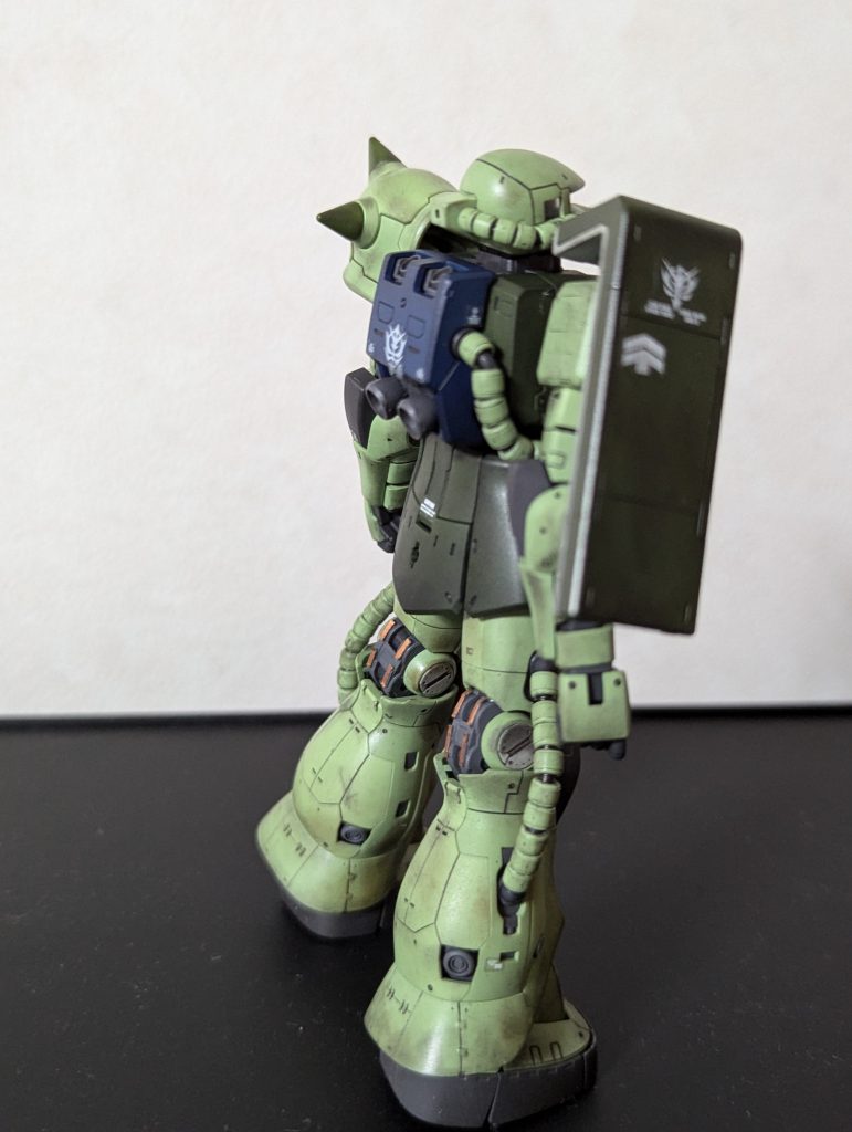 モールドに被らないギリギリのところでデカール貼ったのに端が浮いてる・・・