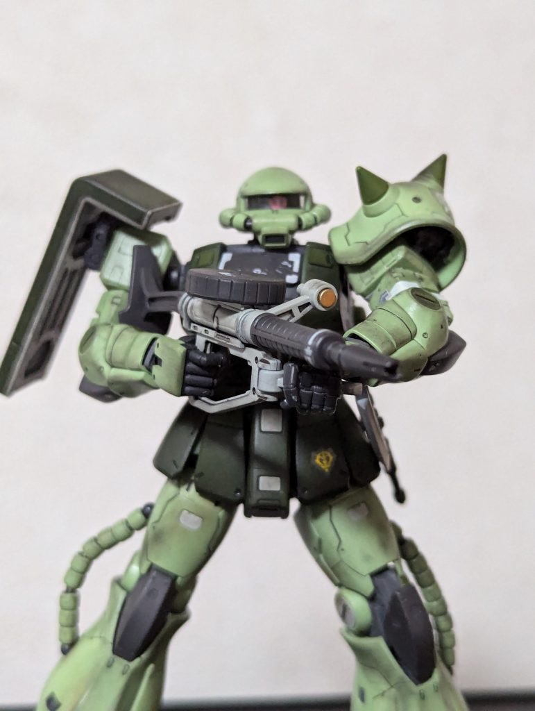 センサー部分だけキャンディ塗装にしてみました。本当はピンクよりオレンジに近い色にしたかったんですけど、ゴールドの上にペールクリアレッドを吹いたらキレイな金色になりました。まぁこれはこれでアリなので別の機会に活かそう。(モノアイも同様にしたところカバーに擦れて剥げたのでシールに変更したのは内緒です)