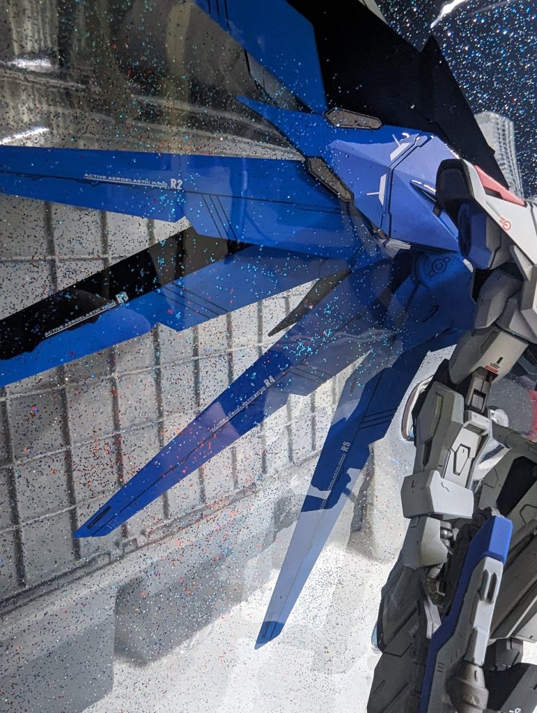 フリーダム独特のスラスターエフェクトはレッドブルーシルバーのラメで再現しました