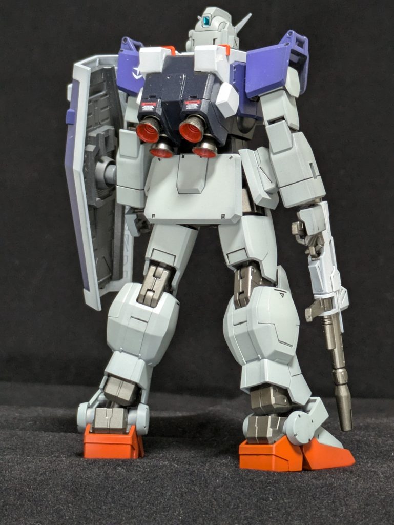 陸ガン最大の特徴であるコンテナつきバックパックを止め、戦闘専用の大推力バックパックを装備。ほんのりとですがパワードジムとの類似性も匂わせています。