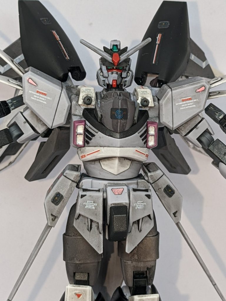ウェザリングとシールで情報量をプラスしています。ボディもゴットガンダムのパーツを使ってボリュームアップしたりマシンキャノンを設置したりしました。顔はプロヴィデンスの顔です。細身のボディでも合うと思いますね。