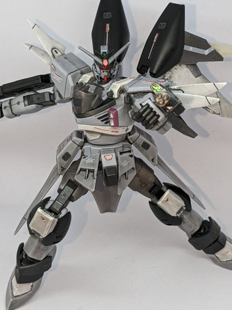 武装は両腕に装備している3連ガトリング砲です。センサー部分はラピーテープとレジン液できめています。足はジャンクパーツを使ってボリュームをアップしています。