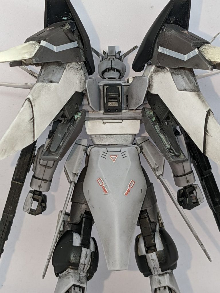 背面のバックパックです。ジャンクパーツを使ってより大型化しバーニアを2基増設してより翼感を出しました。