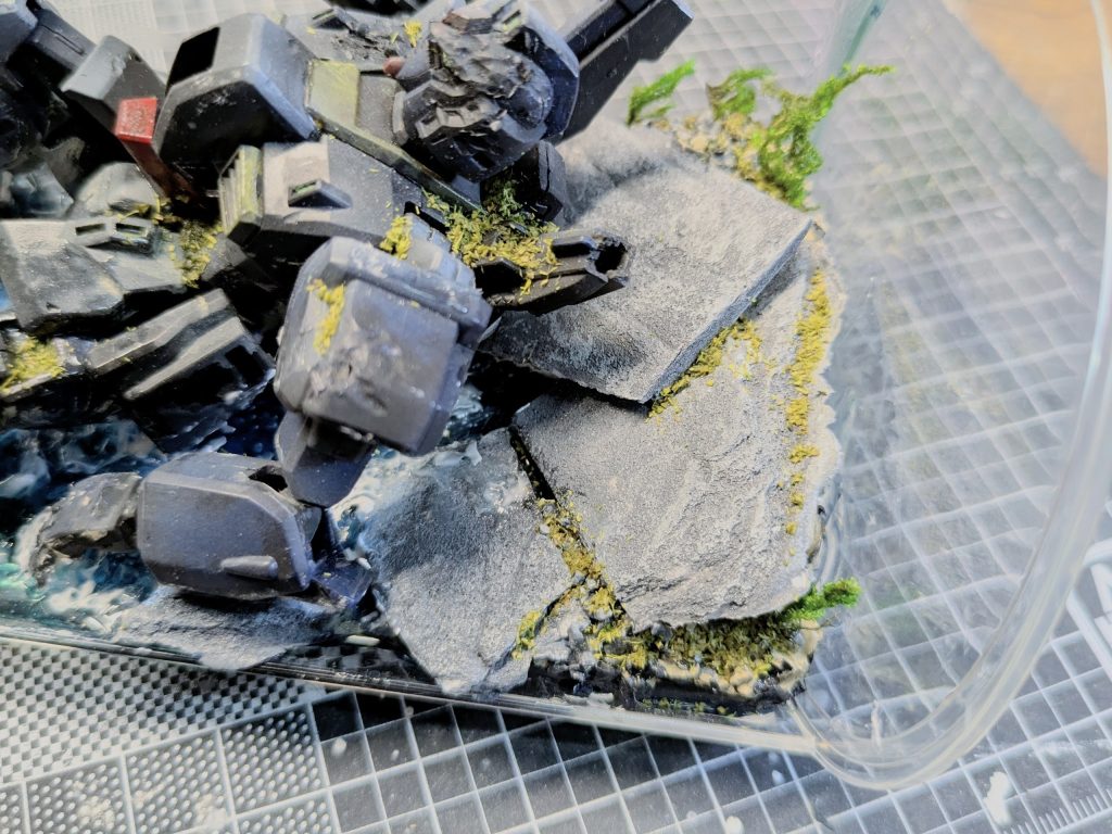 水辺に建造された道路や擁壁の用な人工構造物上に墜落した演出です。