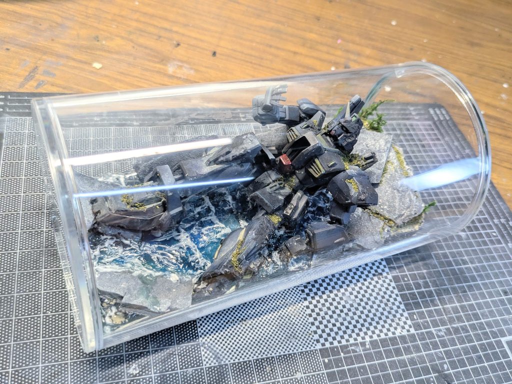 100均で買ったディスプレイケースに納めました。飾りやすいし、埃も気にせず飾れます。